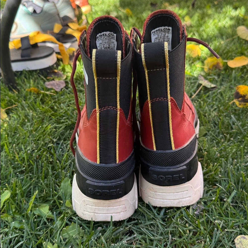 Sorel Red Lace-Up Boots with Chunky Sole size 8 - Picture 4 of 5
